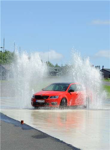 Bei einem Fahrsicherheitstrainingserhalten sie wichtige Tipps zum Fahrverhalten. privat