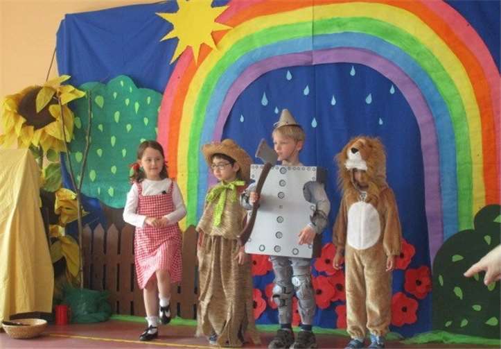 Bei einem Familienfest brachte die Igelgruppe im Haus des Kindes den „Zauberer von Oz“ auf die Bühne. Fotos: Stadt Bendorf am Rhein