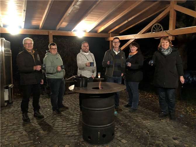 Bei einem Freiluft-Treffen stellte sich der CDU-Kandidat Jens Firmenich in Lehmen vor. Foto: privat
