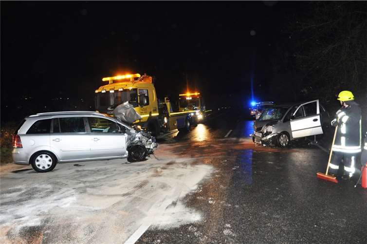 Bei einem Frontalzusammenstoß wurden die Fahrerinnen beider Autos schwer verletzt.Winkler TV