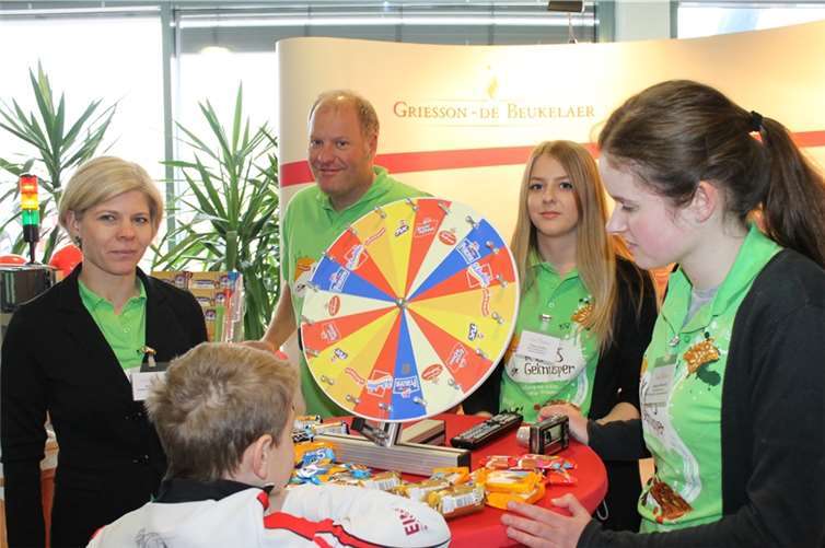 Bei einem Gewinnspiel gab es für die kleinen Besucher Süßigkeiten als Belohnung.