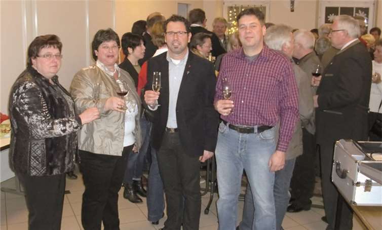 Bei einem Glas Sekt oder Wein startete man gemeinsam in ein neues Jahr.  Privat