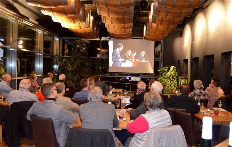 Bei einem Glas Wein konnten sich die Anwesenden ein eigenes Bild von den Kandidaten machen.privat