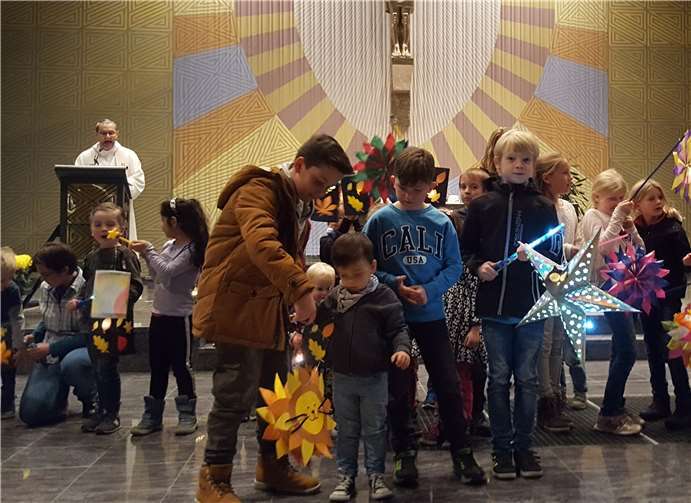 Bei einem Gottesdienst stimmten sich alle gemeinsam auf den Laternenumzug ein. Privat
