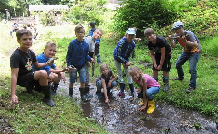 Bei einem Naturerlebnis wie diesem lernen die Kinder ihre Umgebung spielerisch kennen. privat
