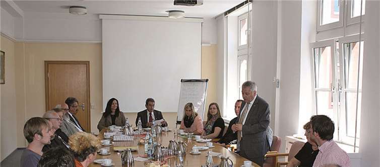Bei einem Netzwerktreffen für Flüchtlingshilfe in den Verbandsgemeinden des Landkreises waren die ehrenamtlich Tätigen bei Landrat Manfred Schnur im Kreishaus zu Gast.TE