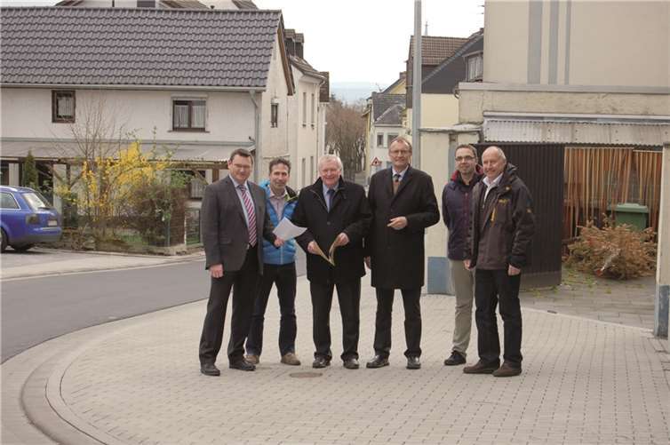 Bei einem Ortstermin konnten sich die zuständigen Mitarbeiter gemeinsam mit SWN-Direktor Stefan Herschbach (l.), Bürgermeister Reiner Kilgen (3.v.l.) und Landrat Rainer Kaul (3.v.r.) ein Bild von der gelungenen Maßnahme machen. privat