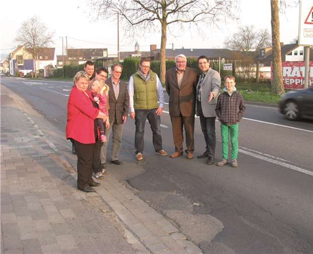 Bei einem Ortstermin machte sich die Engerser CDU ein Bild von den Gegebenheiten.  Privat