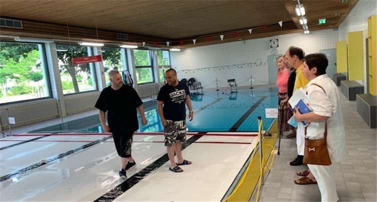 Bei einem Ortstermin überzeugte die Barrierefreiheit des sanierten Hallenbades.Foto: privat