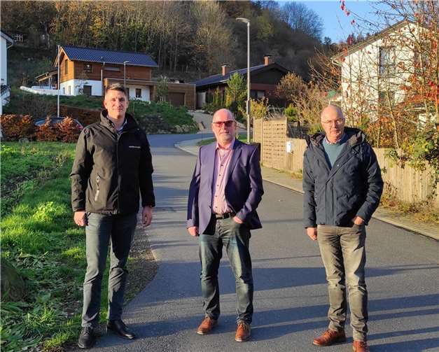 Bei einem Ortstermin überzeugten sich Ortsbürgermeister Doll, Wolfgang Koch, Straßenbeleuchtungsplaner bei der Westnetz und Westenergie Regionalmanager Fabian Vocktmann vom Umrüstergebnis.  Foto: VG Mendig