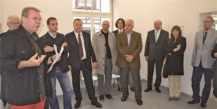 Bei einem Rundgang bewunderten die Ehrengäste zunächst in der Villa Heros beim Künstlerforum Remagen die eingereichten Entwürfe der Fahnen, die von Uwe Schnackenberg erläutert wurden.AB