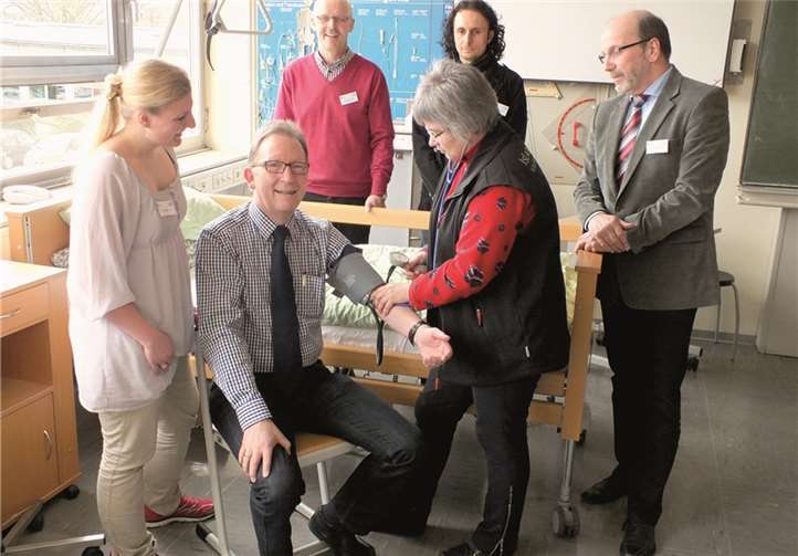 Bei einem Rundgang durch die Alice-Salomon-Schule kam Bundestagsabgeordneter Erwin Rüddel mit Unterrichtenden und der Schülerschaft in Kontakt. Dabei wurde Rüddel in den Unterrichtsablauf eingebunden, indem ihm der Blutdruck gemessen wurde. Das Foto zeigt (v.li.): Pflegeschülerin Elisabeth Dürr, Erwin Rüddel MdB, Studiendirektor Elmar Kanschik, Fachlehrerin Jutta Döring, Lehrer und Koordinator Michael Theophanous sowie Schulleiter Oberstudiendirektor Axel Lischewski. Reinhard Vanderfuhr