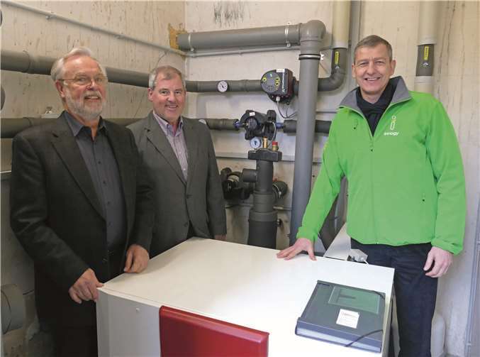 Bei einem Rundgang durch die Klieburghalle in Wassenach schauten sich der erste Beigeordnete Siegfried Stevermüer (links), Oberbürgermeister Manfred Sattler (Mitte) und Kommunalbetreuer Michael Dötsch (rechts) von innogy die neue energieeffiziente Heizungsanlage an. Foto: innogy