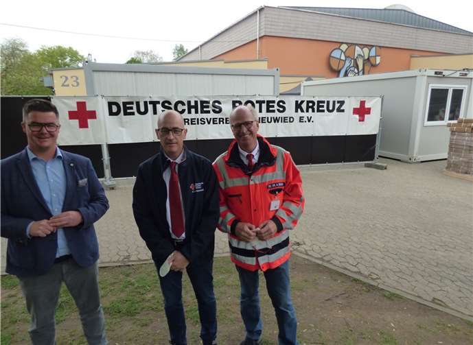 Bei einem Rundgang durch die Niederbieberer Turnhalle haben sich Bürgermeister Peter Jung, DRK Kreisverbandsgeschäftsführer Marco Bust und DRK Kreisverbandspräsident Dr. Armin Rieger (von links) selbst ein Bild von der Flüchtlingseinrichtung gemacht. Foto: Angela Göbler