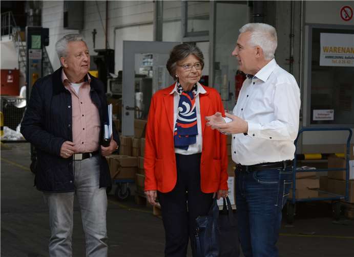 Bei einem Rundgang durch die Produktionshalle erklärte Peter Krupp Barbara Genscher und Rainer Walterscheid spannende Details zur Zeitungsherstellung.