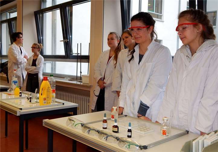 Bei einem Rundgang durch die einzelnen Räume waren die Jugendlichen eingeladen sich selbst ein Bild der einzelnen Fächer zu machen, so z.B. die bunte Welt der Chemie näher kennenzulernen.
