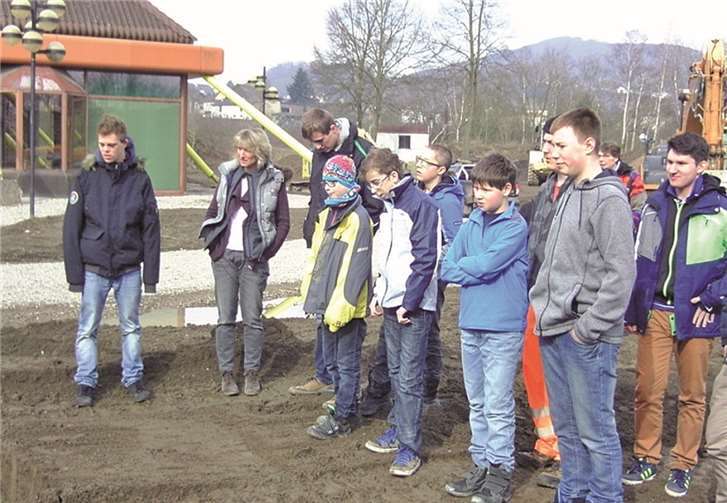 Bei einem Rundgang erkundete die Gruppe das Gelände. privat