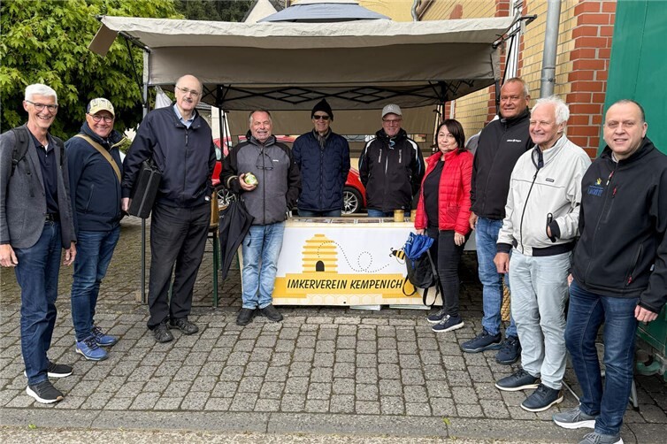 Bei einem Rundgang suchten die Mitglieder der FWG-Kreistagsfraktion gezielt das Gespräch mit Marktbeschickern, örtlichen Vereinen und Institutionen.
