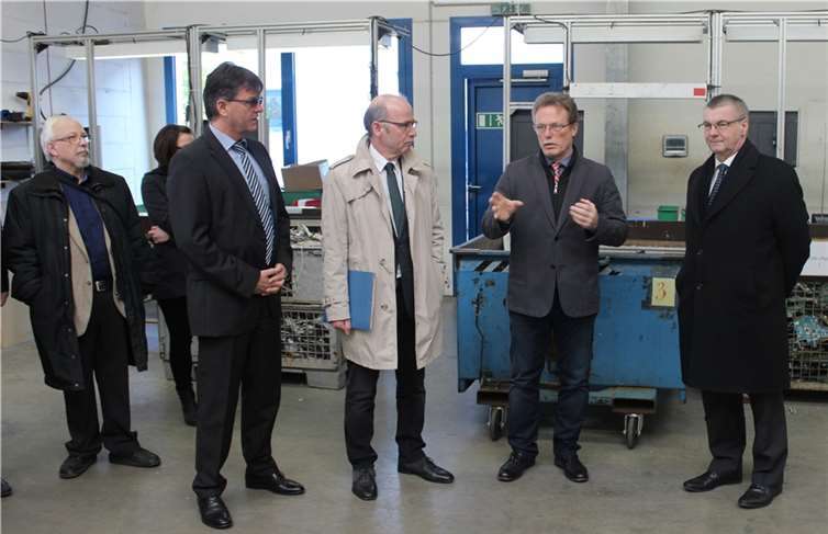 Bei einem Rundgang zeigten sich Landrat Dr. Alexander Saftig, Erster Beigeordneter Burkhard Nauroth und Verbandsbürgermeister Georg Hollmann beeindruckt von den modernen Arbeitsbedingungen und der Qualität der gefertigten Produkte.