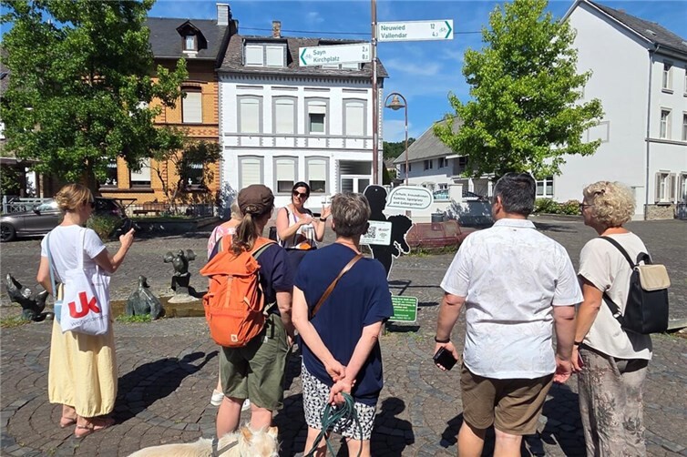 Bei einem Rundgang zu einzelnen Stationen des Stadtprojekts informierten die Studierenden der Uni Koblenz über ihre Vorgehensweise.