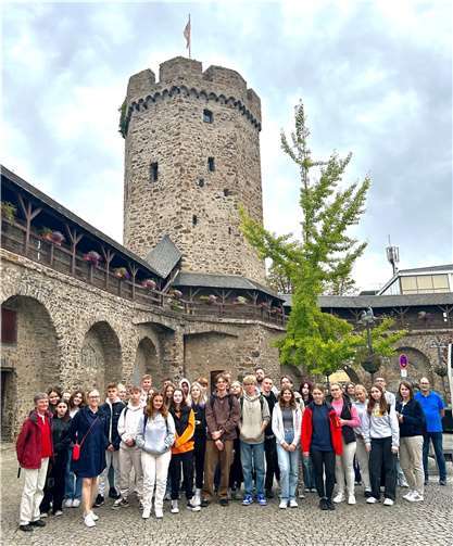 Bei einem Stadtrundgang mit Stadtarchivar Bernd Geil konnten die Jugendlichen die reiche Geschichte von Lahnstein erkunden. Zum Abschluss besuchten sie den Hexenturm auf dem Salhofplatz.  Fotos: Mira Bind / Stadtverwaltung Lahnstein
