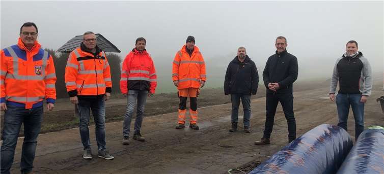 Bei einem Termin in Kollig informierte er sich zusammen mit den Ortsbürgermeistern Thomas Welter (Gering) und Robert Ollig (Kollig) sowie Bernd Cornely, Leiter des Landesbetriebs Mobilität Cochem Koblenz, über die umfangreichen Bauarbeiten.Foto: VG Maifeld