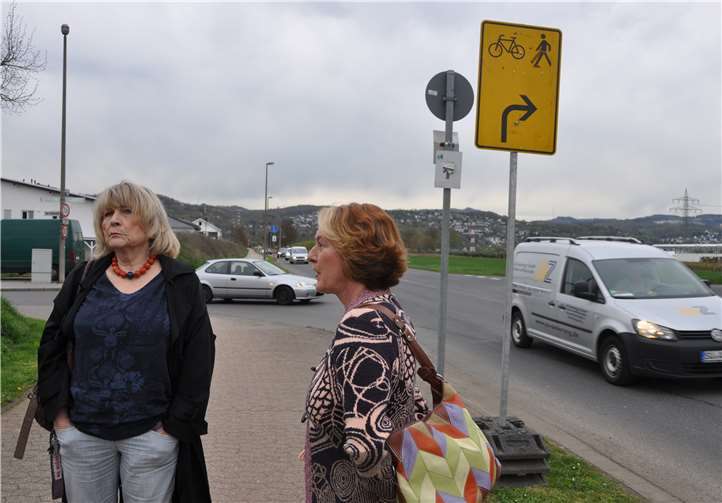 Bei einem Termin vor Ort informierten sich die Vorsitzende der SPD-Stadtratsfraktion Christine Wießmann (l.) und Beate Reich über die Verkehrsituation im Einmündungsbereich Römerstraße.  privat