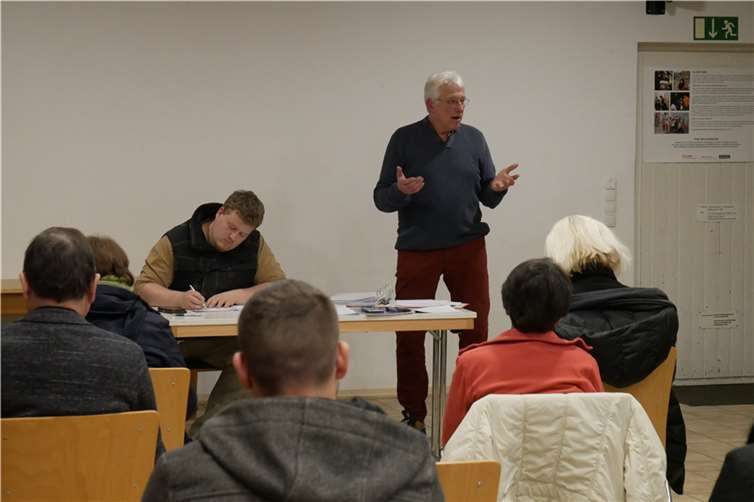 Bei einem Treffen Bad Hönninger Bürger im Gemeindesaal der evangelischen Kirche führte der durch den geplanten Straßenbau beeinträchtigte Nachbar Wolfram Baudach durch den Abend. Presbyter Marcel Schmitz führte Protokoll.  Fotos: CD