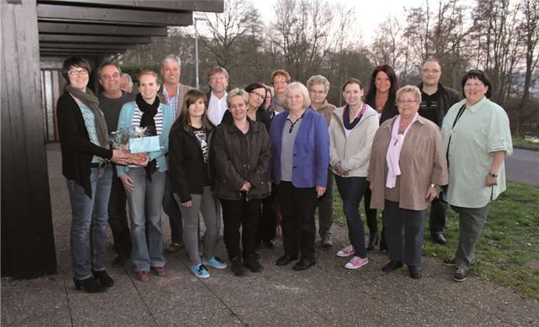 Bei einem Treffen mit vielen fleißigen Helfern der Arbeitsgemeinschaft „Seniorenfeier Niederbieber“ wurde die Spende überreicht.  Privat