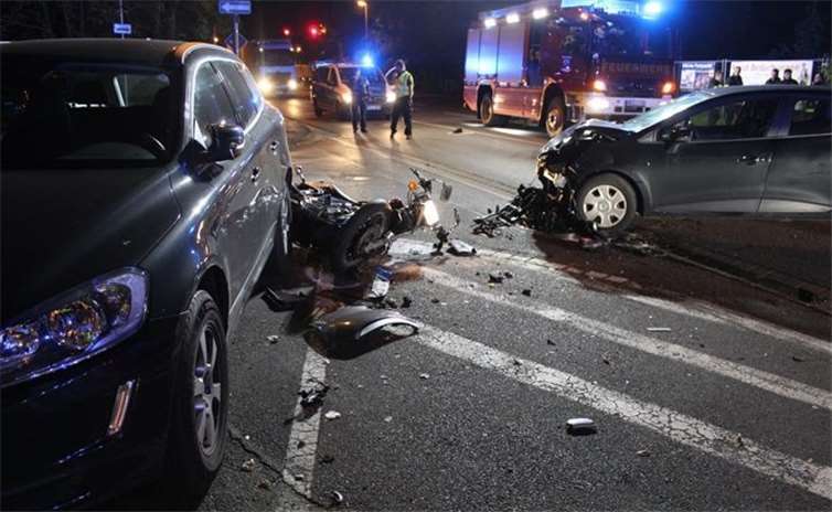 Bei einem Unfall auf der B42 wurde ein Motorradfahrer tödlich verletzt. Polizei