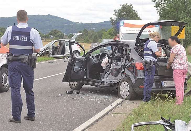 Bei einem Unfall wurden mehrere Menschen verletzt und es entstand Sachschaden.RÜ