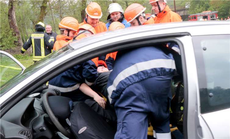 Bei einem Verkehrsunfall wird eine Verletzte Person geborgen.