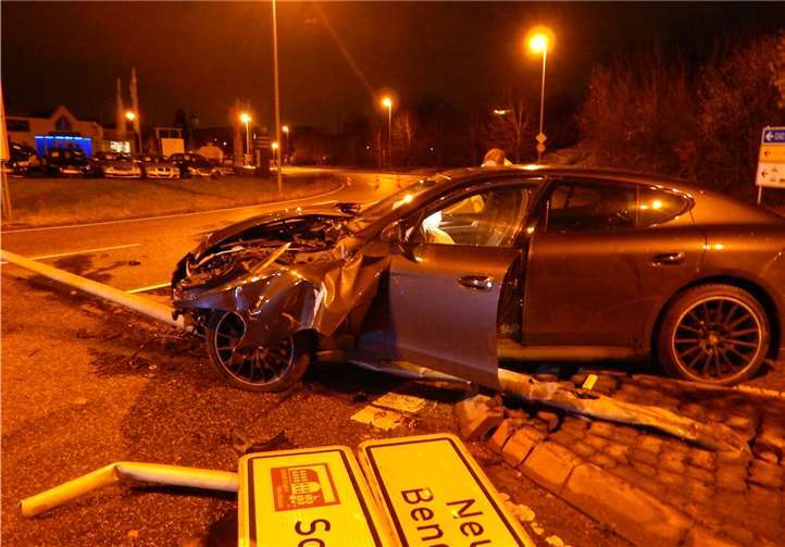 Bei einem Verkehrsunfall wurde ein Porsche stark beschädigt. Foto: Polizei