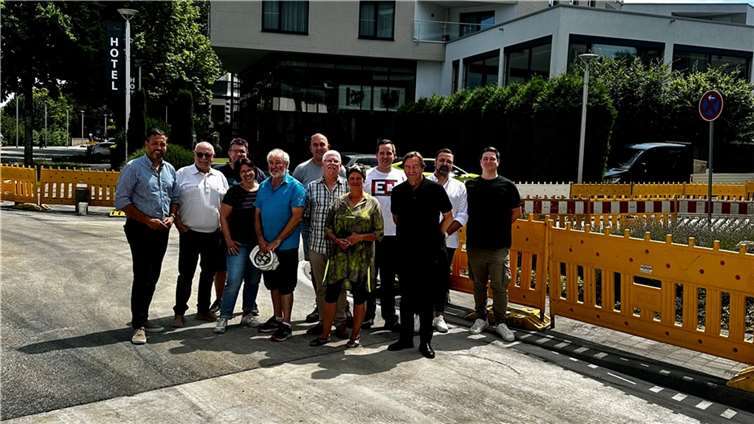 Bei einem Vor-Ort-Termin Mitte Juli erläuterten der Mitarbeiter des Technischen Bauamtes Jürgen Schmitz und Oberbürgermeister Christian Greiner den Mitgliedern der FWG die nun ausgeführte Lösung. Diese kommt ohne Zebrastreifen aus, da der gesamte Einmündungsbereich verkehrsberuhigt ist. Foto: FWG