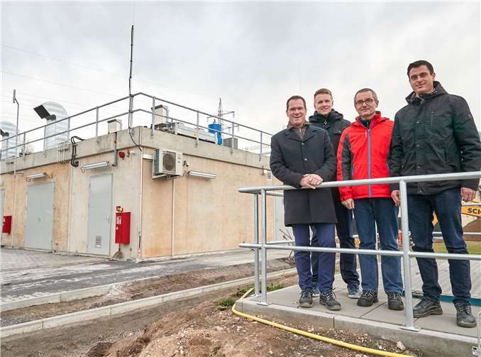 Bei einem Vor-Ort-Termin begutachteten (v. l.) enm-Geschäftsführer Dr. Andreas Hoffknecht und die Projektverantwortlichen Ronald Schröder, Andreas Weiland und Peter Wiacker die neu erbaute Biogaseinspeiseanlage in Plaidt. evm/Ditscher