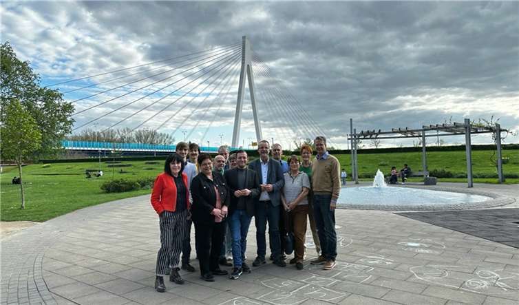 Bei einem Vor-Ort-Termin vergewisserten sich Vertreterinnen und Vertreter der SPD der Beliebtheit der Goethe-Anlagen als Ausflugsort und der Notwendigkeit von barrierefreien Toilettenanlagen.  Foto: Tobias Querbach