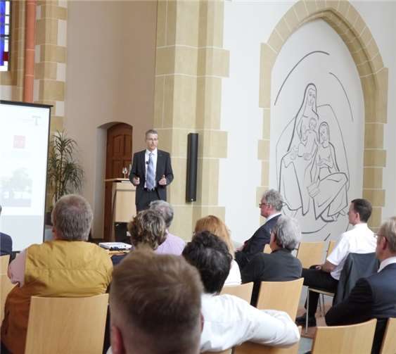 Bei einem Vortrag lernte Dr. Temur Parulava vorab die neuen Kollegen kennen. privat