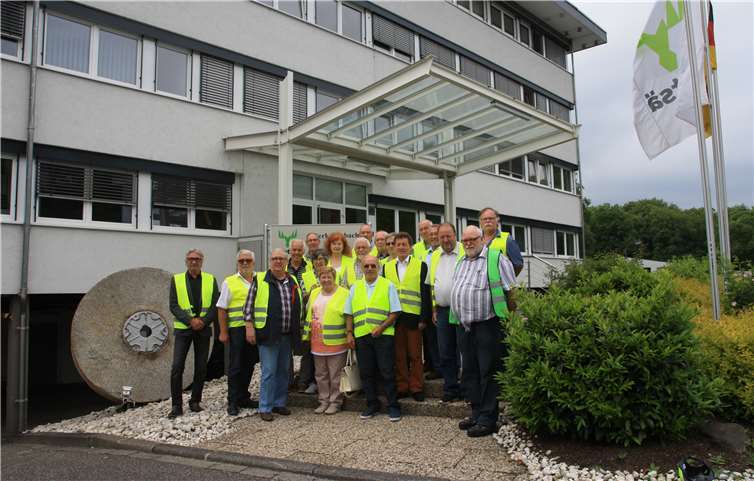 Bei einem Werksrundgang konnten die Senioren mehr über das Unternehmen erfahren. privat