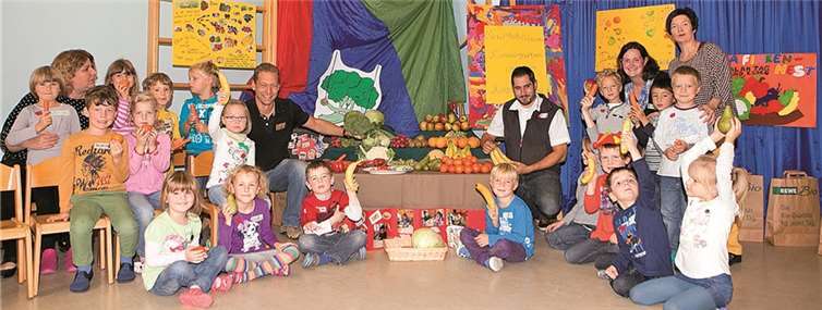 Bei einem Workshop mit Ökotrophologin Sabine Fewson (rechts) landen die Kinder des Kindergartens Ringen viel über eine gesunde Ernährung. Gesponsert wurde das Ganze von Jörg Schäfer und Michel Grimmiger vom REWE-Markt in Ringen. Foto: JOST