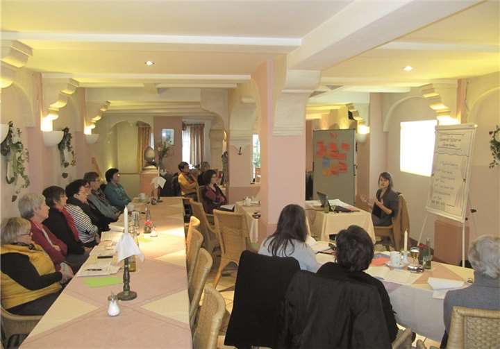 Bei einem Workshop widmeten sich die Mitarbeiterinnen des Weltladen Linz einen ganzen Nachmittag dem Thema „Zeichen & Siegel im Fairen Handel“.privat