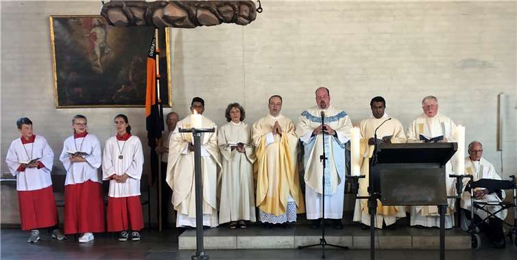 Bei einem festlichen Gottesdienst in der Pfarrkirche Sankt Maria Rosenkranzkönigin wurden die drei neuen Seelsorger für die katholische Kirchengemeinde Wachtberg offiziell in ihre Ämter eingeführt. Foto: JOST