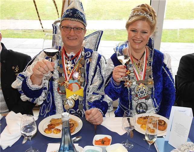 Bei einem festlichen Mahl wurden die rund 120 Gäste kulinarisch verwöhnt.