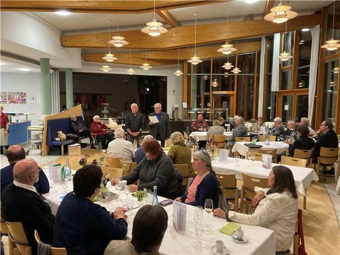 Bei einem gemeinsamen Abend dankten Geschäftsführung und Leitungskräfte des Heinrich-Hauses den zahlreichen Ehrenamtlichen und verabschiedeten Ehrenamtskoordinator Dieter Kranz nach 18 Jahren Engagement in den wohlverdienten Ruhestand.  Foto: Heinrich-Haus gGmbH