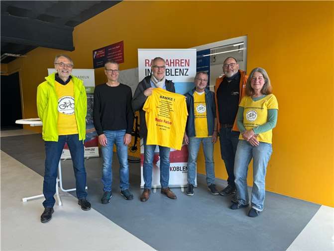 Bei einem gemeinsamen Austausch blicken (v.l.n.r.) Egbert Bialk (Bürgerbegehren Radentscheid Koblenz), Ralph Emmerich (Team Radverkehr der Stadt Koblenz), Bert Flöck (Baudezernent der Stadt Koblenz), Peter Thomas (Bürgerbegehren Radentscheid Koblenz), Gerd Engel (stellv. Vorsitzender des Landesverbandes ADFC) und Waltraud Daum (Bürgerbegehren Radentscheid Koblenz) auf eine bisher erfolgreiche Zusammenarbeit zurück. Foto: Stadt Koblenz/Timea Laux