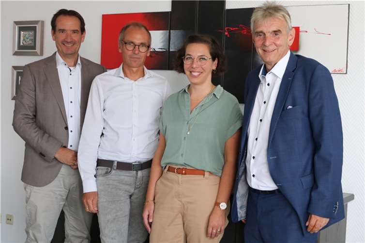 Bei einem gemeinsamen Gespräch im Rathaus der Verbandsgemeinde Weißenthurm legten der Leiter der VHS der VG Weißenthurm, Sven Normann (2.v.li.) und die Leiterin der VHS Andernach, Julia Dormayer mit dem Bürgermeister der VG, Thomas Przybylla (li.) und Andernachs Bürgermeister Claus Peitz (re.) die Schwerpunkte der Kooperation fest.  Foto: VG Weißenthurm