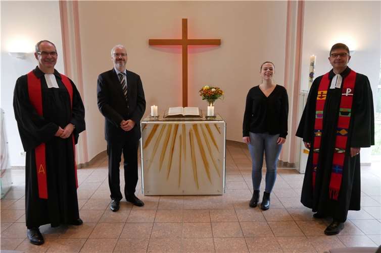 Bei einem gemeinsamen Gottesdienst beider Pfarrbezirke erhielten Sven Boppard (2. von links) und Julia Kern (3. v. links) den Segen von Pfarrer Michael Busch (links) und Pfarrer Christoph C. Schwaegermann (rechts). Foto: CD