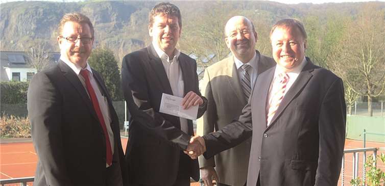 Bei einem gemeinsamen Rundgang über die Vereinsanlage sprachen (v.li.): Ortsvorsteher Köbbing, Erster Vorsitzender Rabus, Bürgermeister Georgi und Landrat Dr. Pföhler über den Tennissport im Allgemeinen sowie über die Jugendarbeit des Vereins. privat