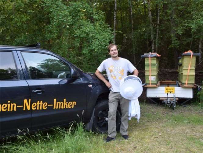 Bei einem gemeinsamen Termin zwischen dem 1. Beigeordneten Markus Stenz und dem Imker Hannes Kitschke aus Andernach Miesenheim wurde der Standplatz vor Ort ausgesucht.Foto: Janine Kitschke