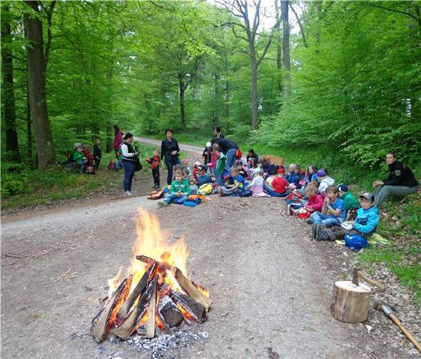 Bei einem gemütlichen Lagerfeuer konnten die Kinder verweilen und den Tag ausklingen lassen. privat