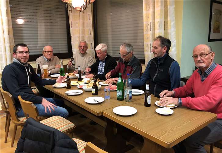 Bei einem gemütlichen Treffen wurde unter anderem über das laufende Sport- und Geschäftsjahr informiert.privat